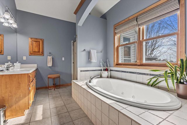 S98W13525 Stonebridge WAY, Muskego, WI 53150