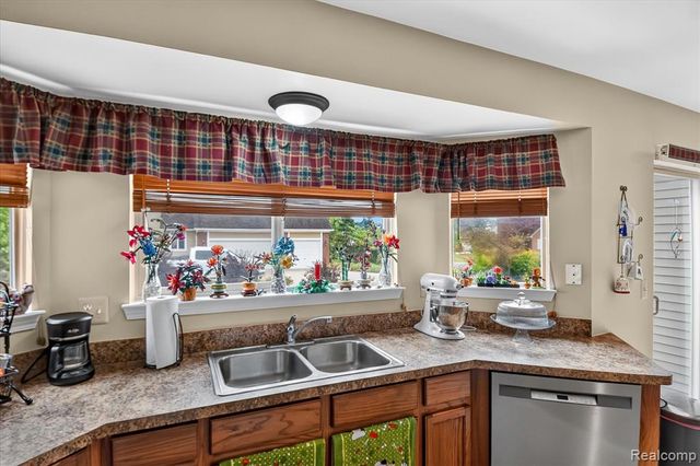 58767 Hunters Court, South Lyon, MI 48178
