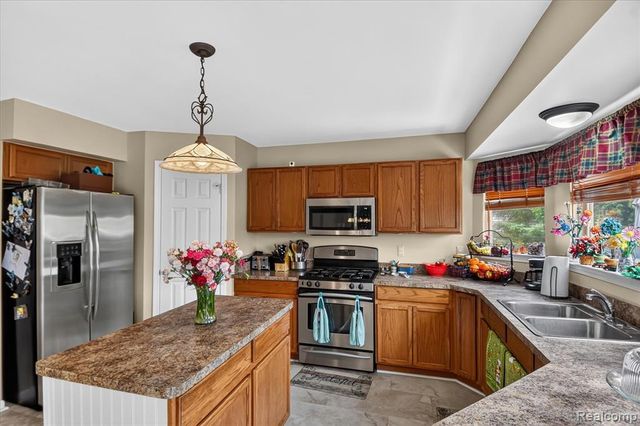 58767 Hunters Court, South Lyon, MI 48178