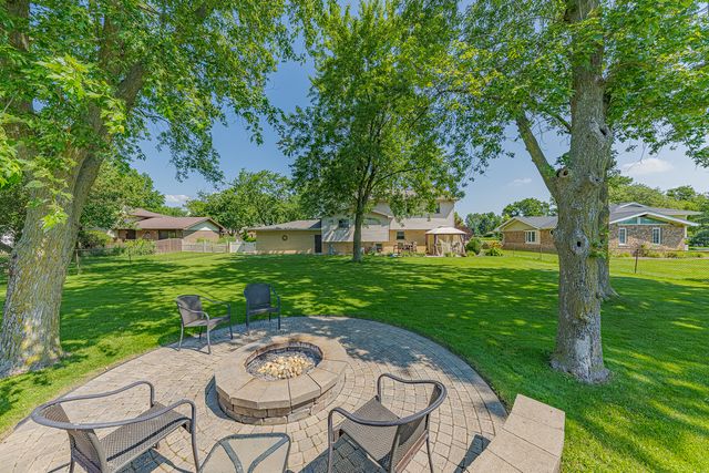 220 Pfaff Drive, Frankfort, IL 60423