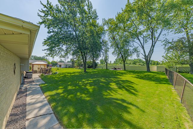 220 Pfaff Drive, Frankfort, IL 60423