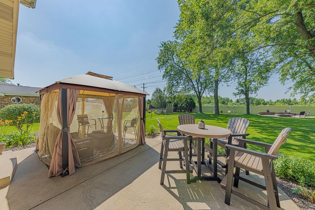 220 Pfaff Drive, Frankfort, IL 60423
