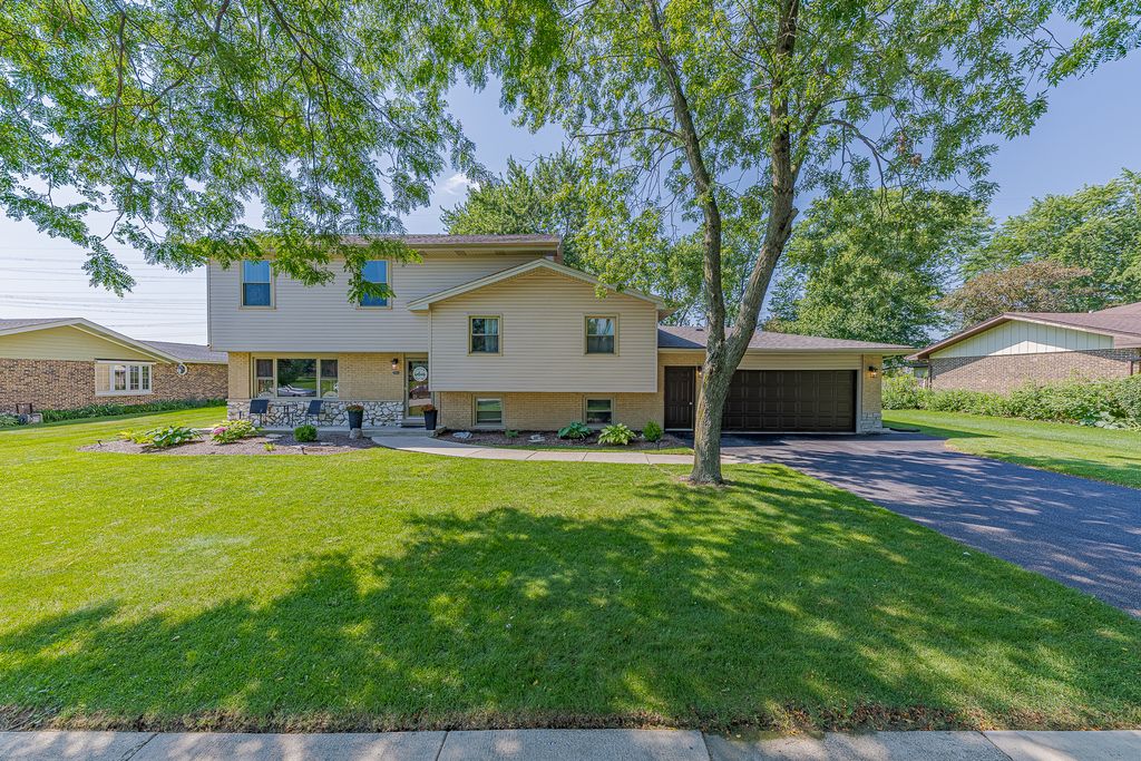 220 Pfaff Drive, Frankfort, IL 60423