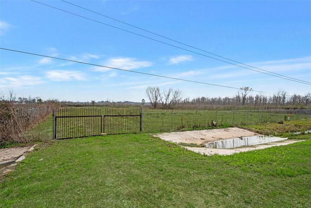 5885 Highway 90, Dayton, TX 77535