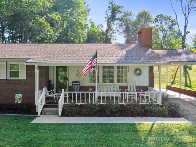 96 W Mountain Road, Spruce Pine, NC 28777