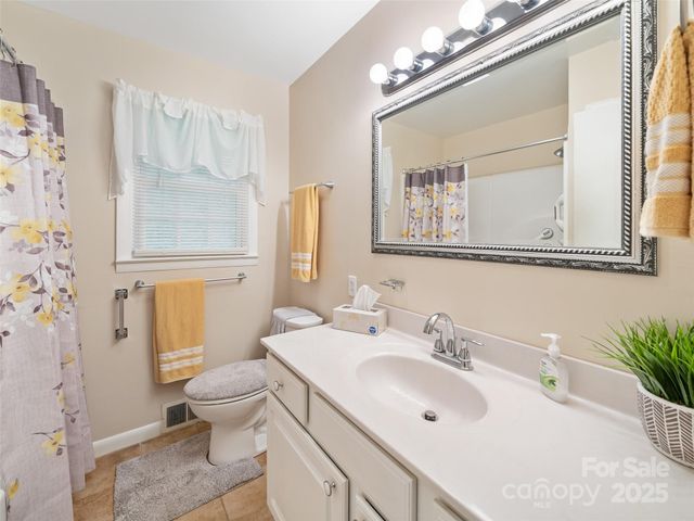 96 W Mountain Road, Spruce Pine, NC 28777