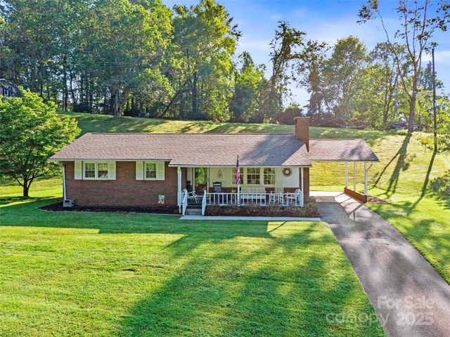 96 W Mountain Road, Spruce Pine, NC 28777