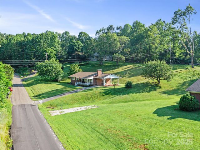 96 W Mountain Road, Spruce Pine, NC 28777