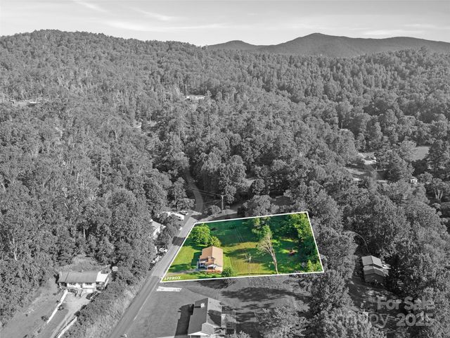 96 W Mountain Road, Spruce Pine, NC 28777