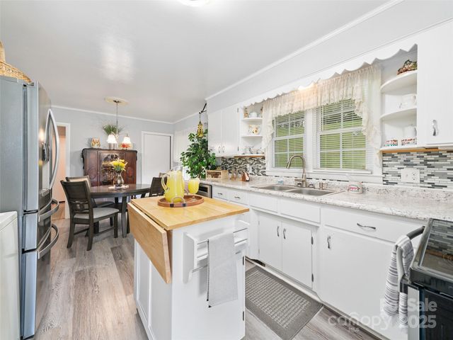 96 W Mountain Road, Spruce Pine, NC 28777