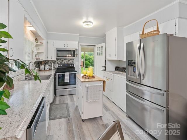 96 W Mountain Road, Spruce Pine, NC 28777