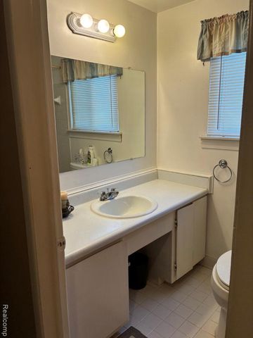 20887 Washington, Roseville, MI 48066