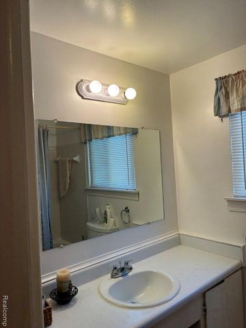 20887 Washington, Roseville, MI 48066