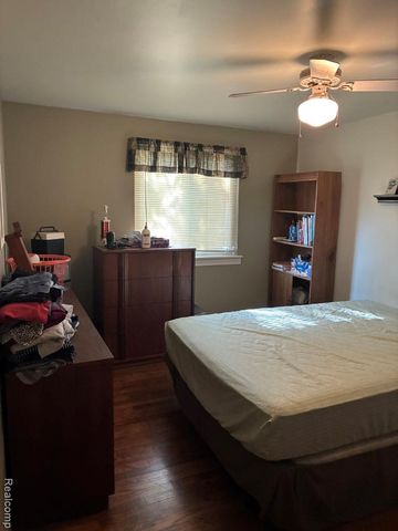 20887 Washington, Roseville, MI 48066