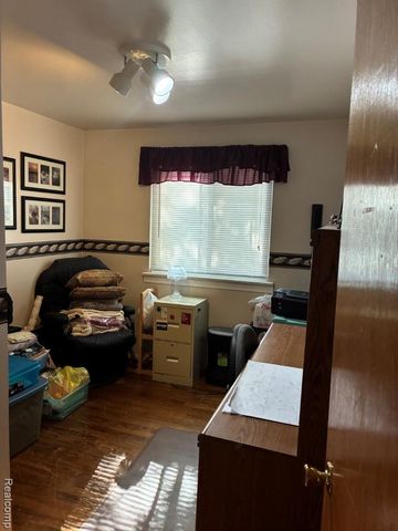 20887 Washington, Roseville, MI 48066
