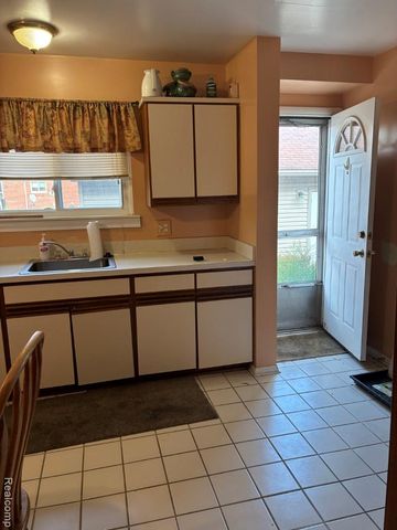 20887 Washington, Roseville, MI 48066