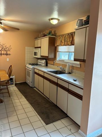 20887 Washington, Roseville, MI 48066