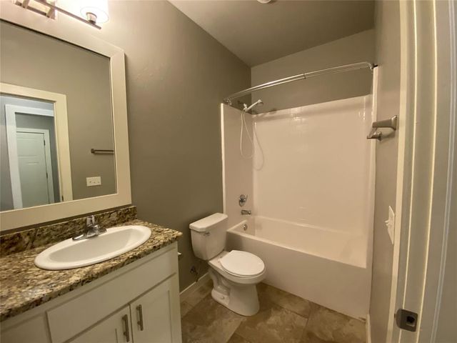 809 Lakeview Drive, Moore, OK 73160
