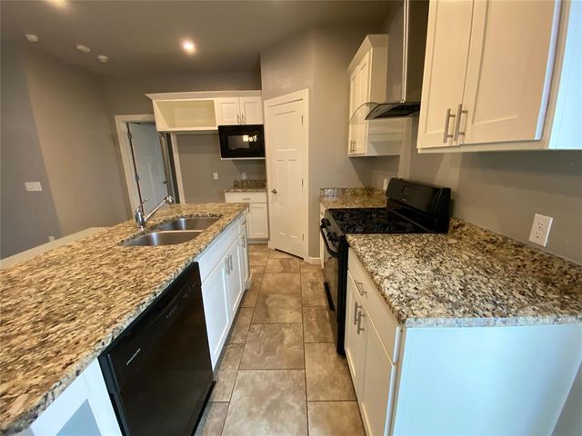 809 Lakeview Drive, Moore, OK 73160