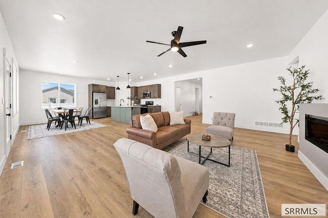 314 Poppy St, Sugar City, ID 83448