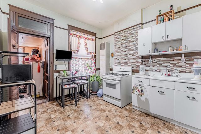 1627 N Kedzie Avenue, Chicago, IL 60647
