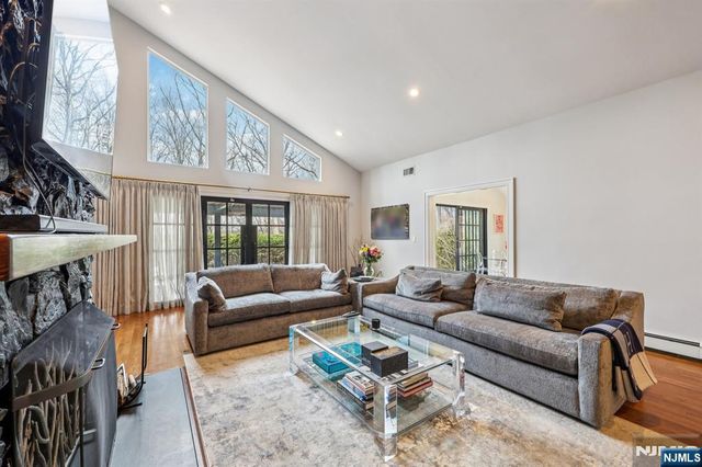 26 Bayberry Drive, Saddle River, NJ 07458