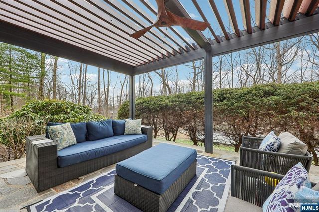 26 Bayberry Drive, Saddle River, NJ 07458