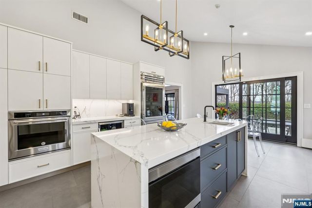 26 Bayberry Drive, Saddle River, NJ 07458