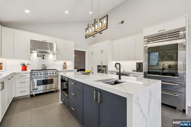 26 Bayberry Drive, Saddle River, NJ 07458