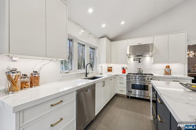 26 Bayberry Drive, Saddle River, NJ 07458