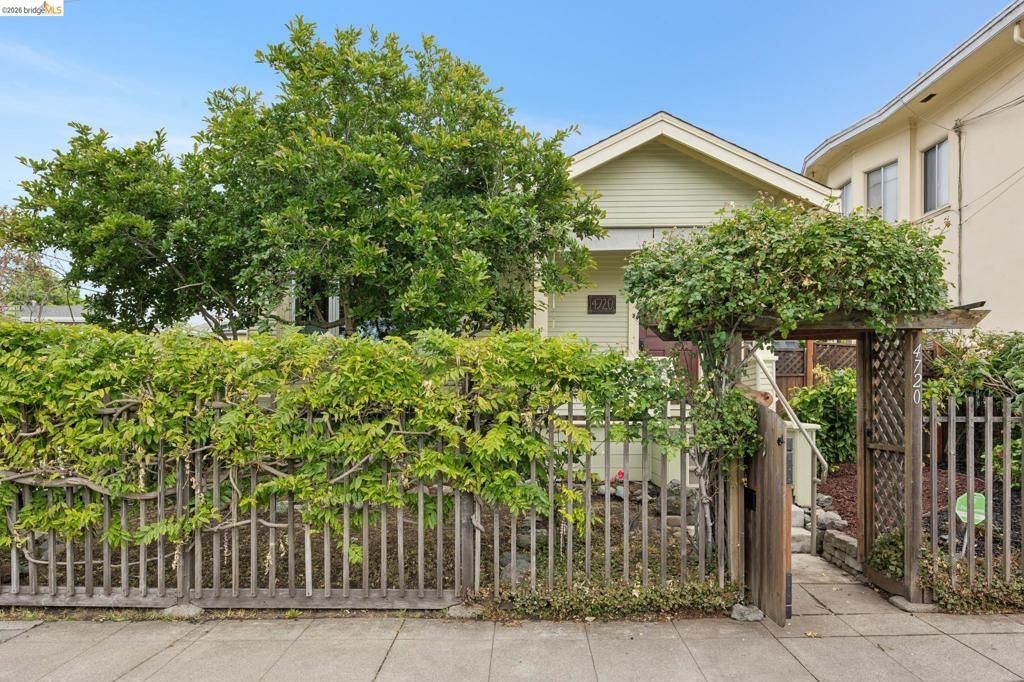 Image 2 of property listing at 4720 Salem St, Emeryville, CA 94608