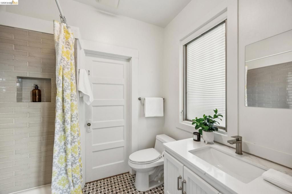 Image 22 of property listing at 4720 Salem St, Emeryville, CA 94608