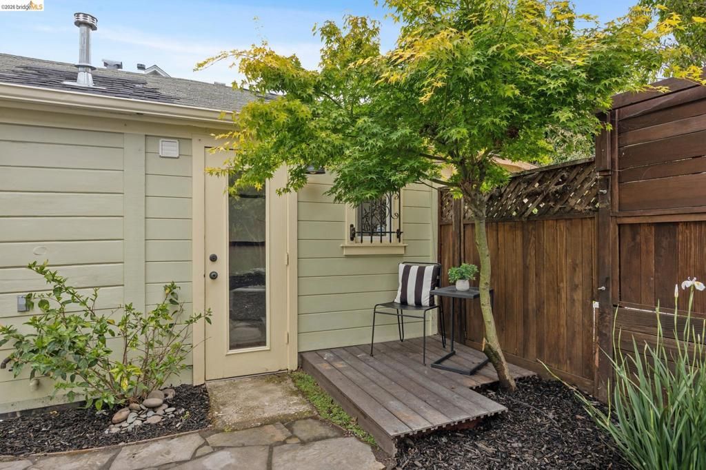 Image 28 of property listing at 4720 Salem St, Emeryville, CA 94608