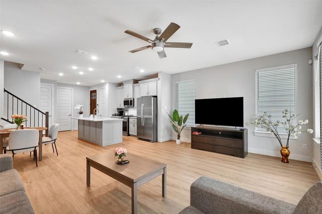 119 E 43rd Street B, Houston, TX 77018