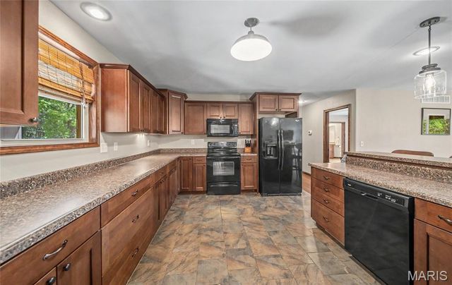 33701 Crystal Lake Road, Brighton, IL 62012