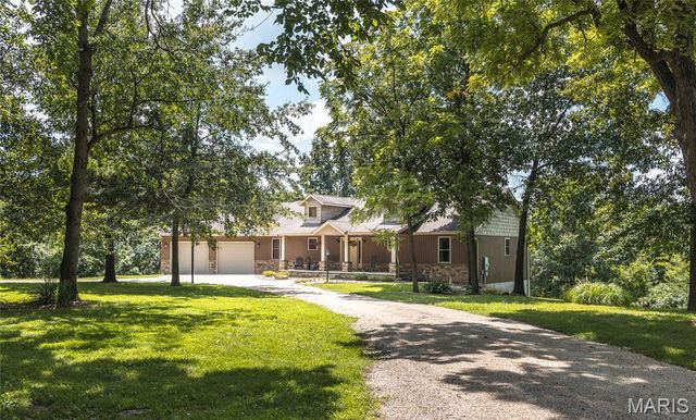 33701 Crystal Lake Road, Brighton, IL 62012