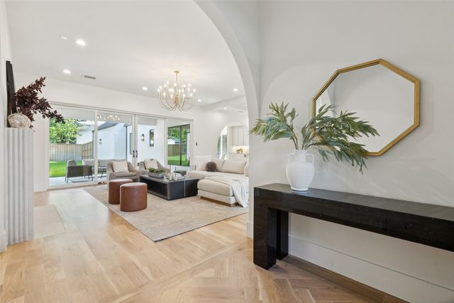 6263 Richmond Avenue, Dallas, TX 75214