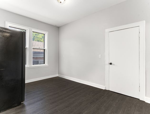 9209 S Woodlawn Avenue, Chicago, IL 60619