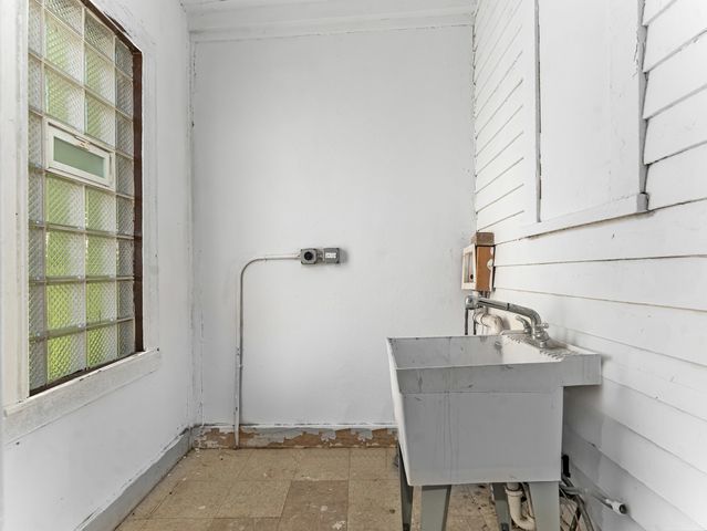 9209 S Woodlawn Avenue, Chicago, IL 60619
