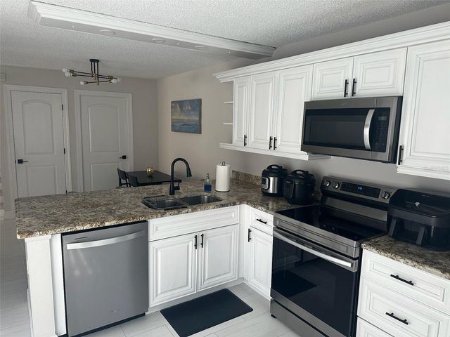 39 ESSEX COURT B, Royal Palm Beach, FL 33411