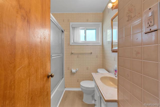 6571 N Highland Street, Dearborn Heights, MI 48127