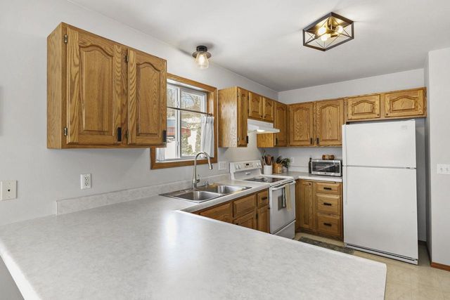 5121 Ridge Oak Drive, Madison, WI 53704