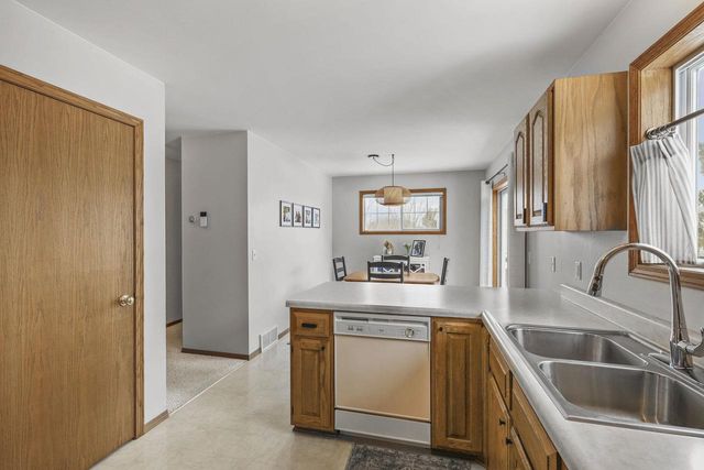 5121 Ridge Oak Drive, Madison, WI 53704