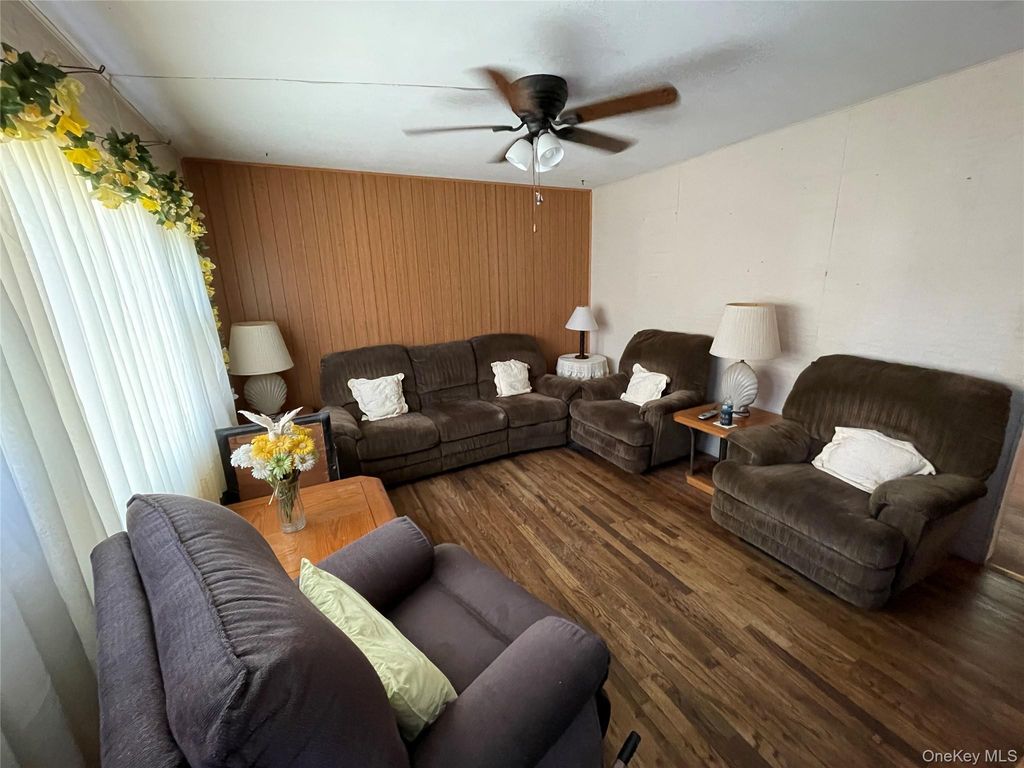 16 Heathcote Road, Lindenhurst, NY 11757 — photo 2