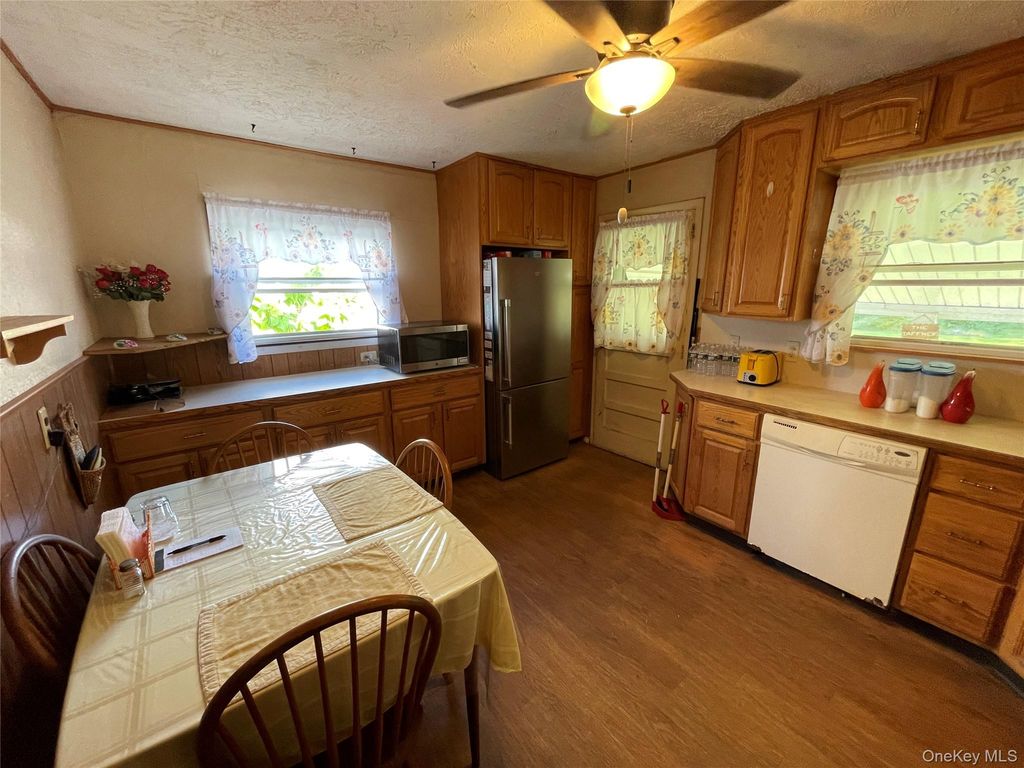16 Heathcote Road, Lindenhurst, NY 11757 — photo 4