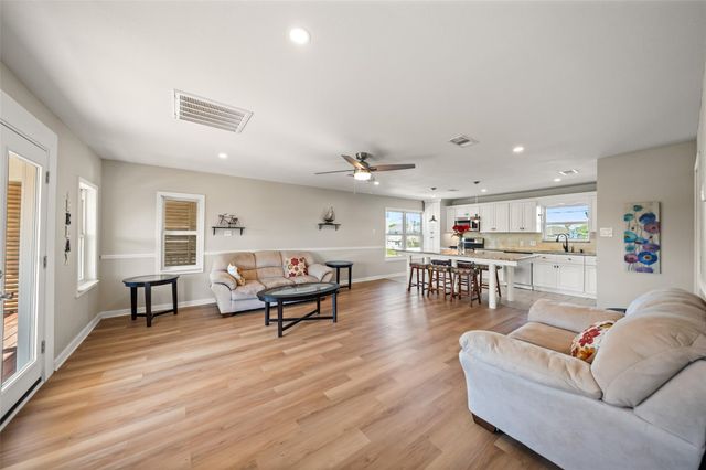 372 Ling Street, Hitchcock, TX 77563