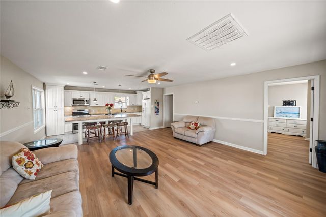 372 Ling Street, Hitchcock, TX 77563