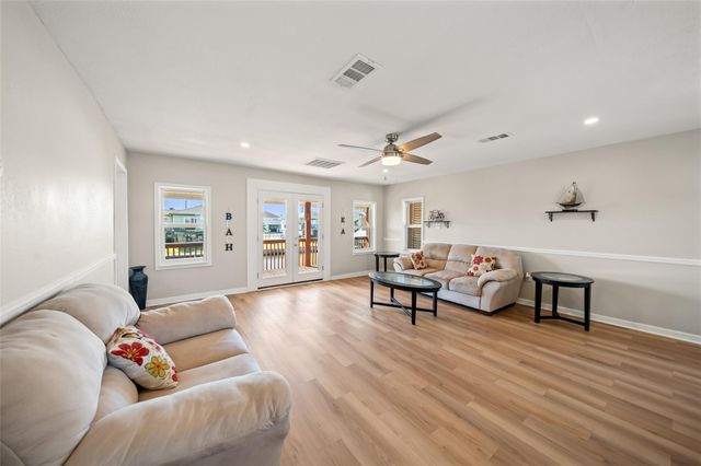 372 Ling Street, Hitchcock, TX 77563