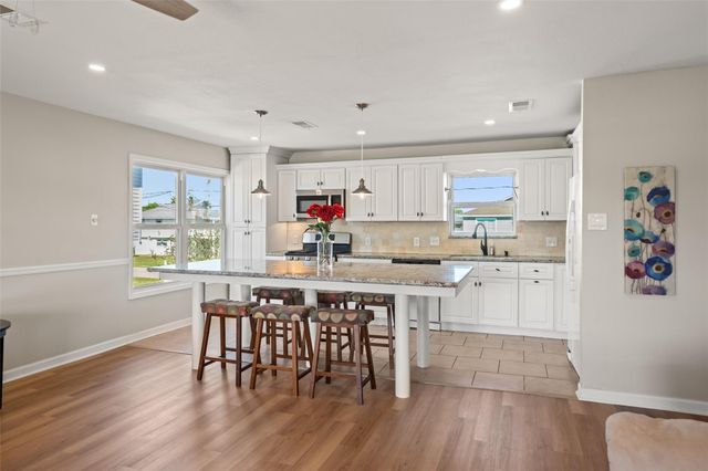 372 Ling Street, Hitchcock, TX 77563