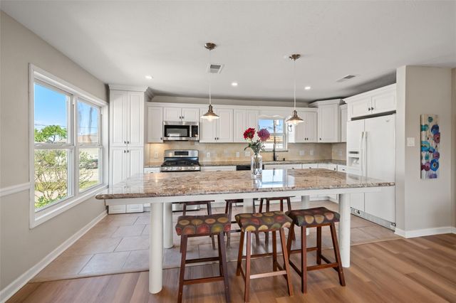 372 Ling Street, Hitchcock, TX 77563